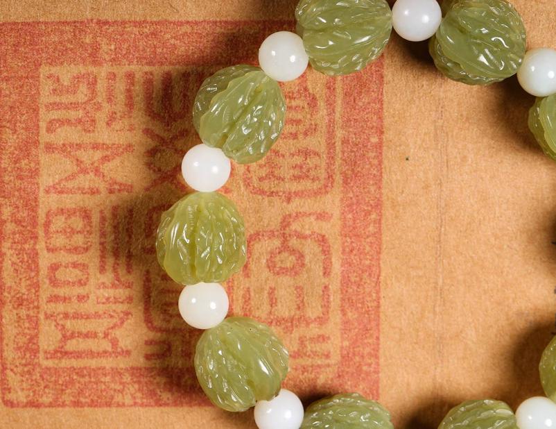 黄口料手串的价位,黄口料和田玉手串