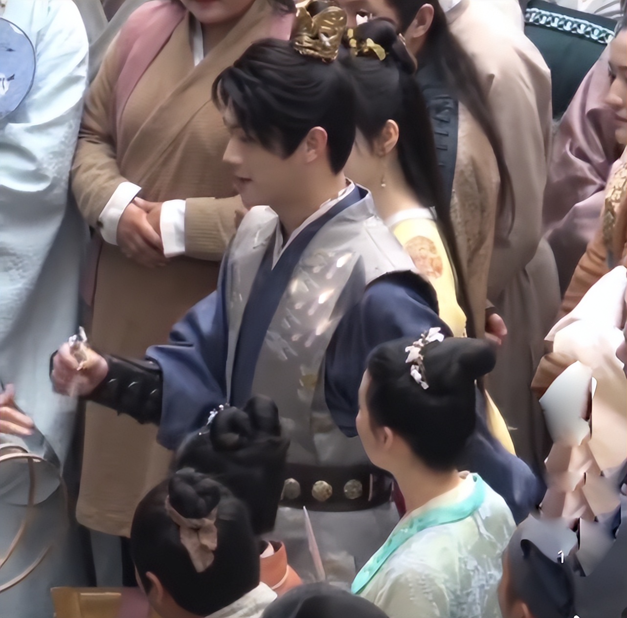 许凯被要求给景甜戴发簪，走近那一刻，一个腻歪一个羞涩