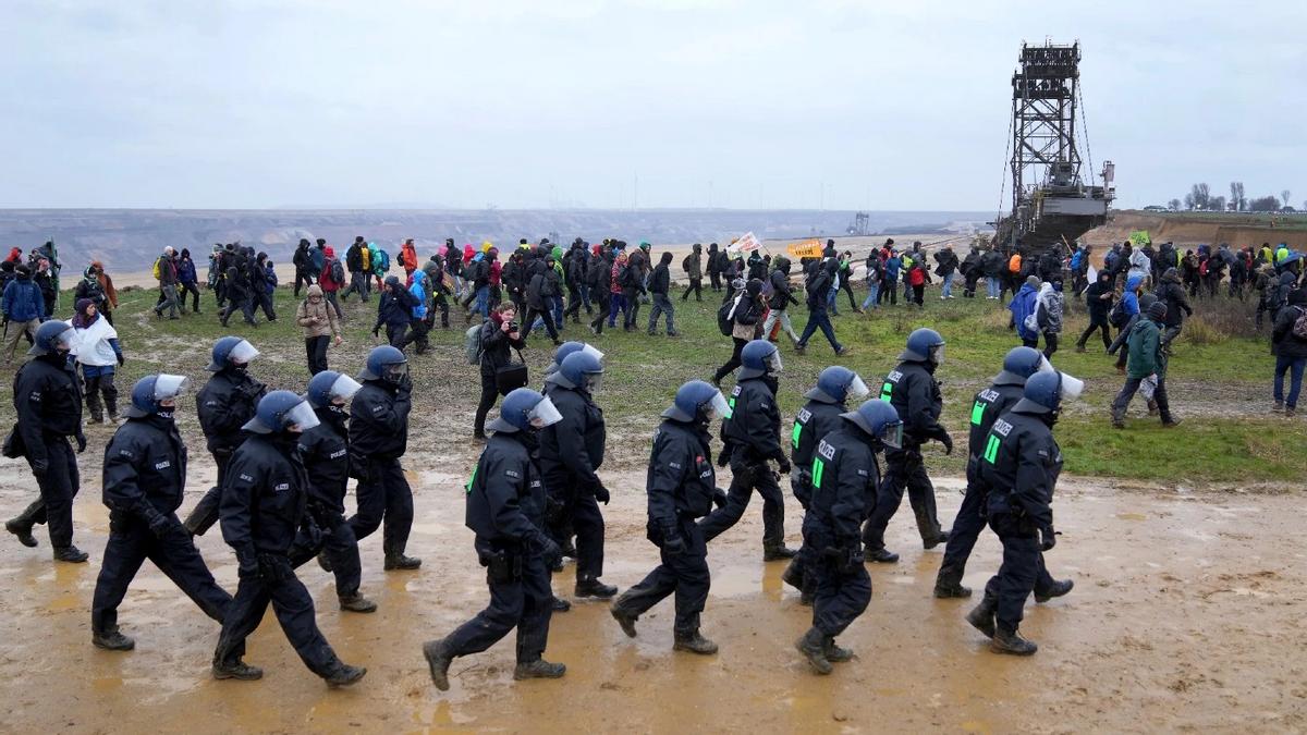德国*威示**者结阵对抗军警，环保少女亲自率队，被抓时脸上露出笑容
