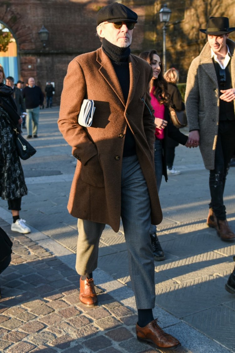 不是我吹，这优雅的灰色裤子，能为你的休闲装扮增添一抹亮色