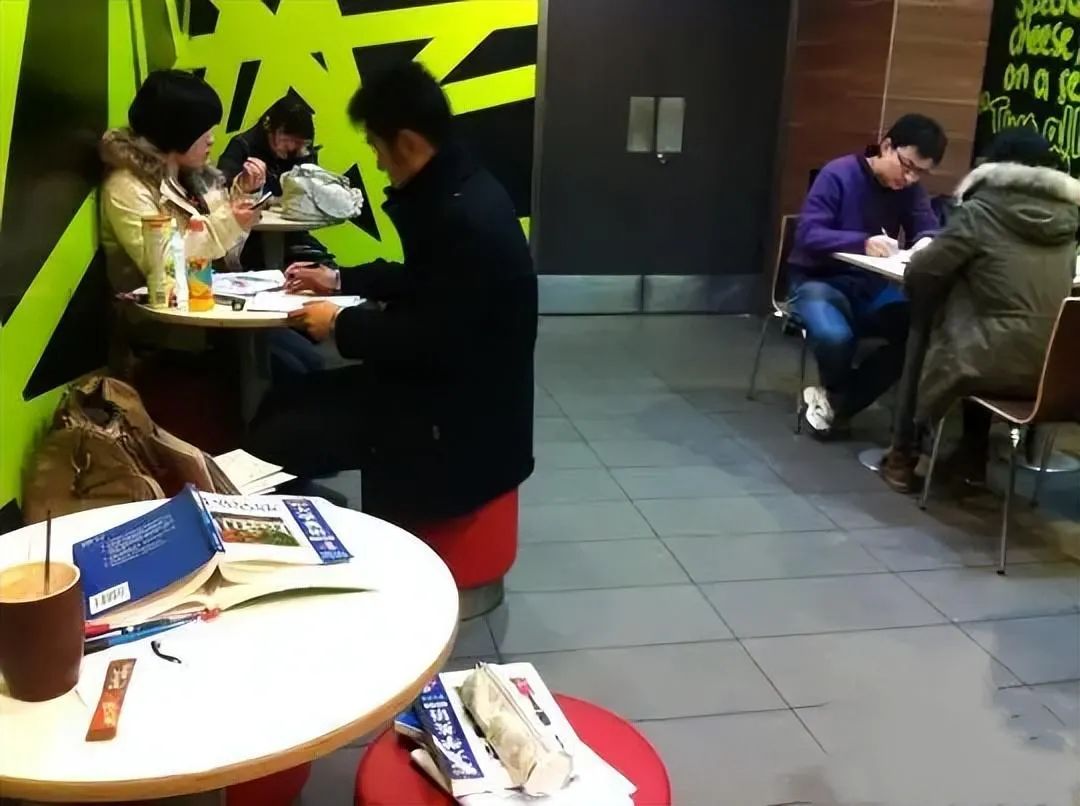 “图书馆最窒息的一幕”冲上热搜,暴露当下年轻人面临的残酷困境