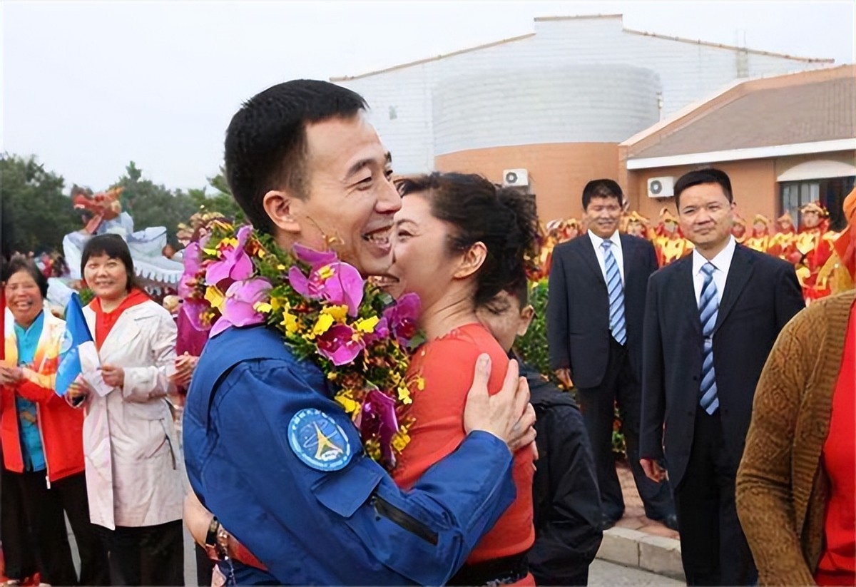 航天员老婆都是什么职业,航天员父母有什么特殊待遇