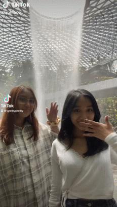 女孩子晒爸爸送的80元的包,女生晒父亲买的包