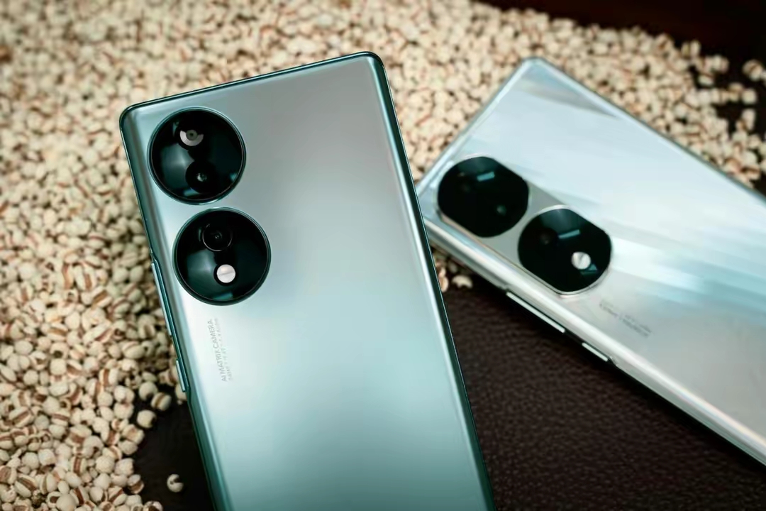 外观极为相似，荣耀70和真我10Pro+对比，买谁更划算？