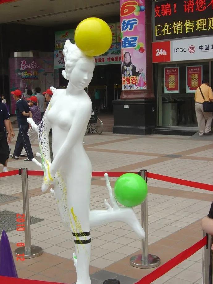 2010-6-12支持南非世界杯自己喜欢足球队的投票器亮相王府井