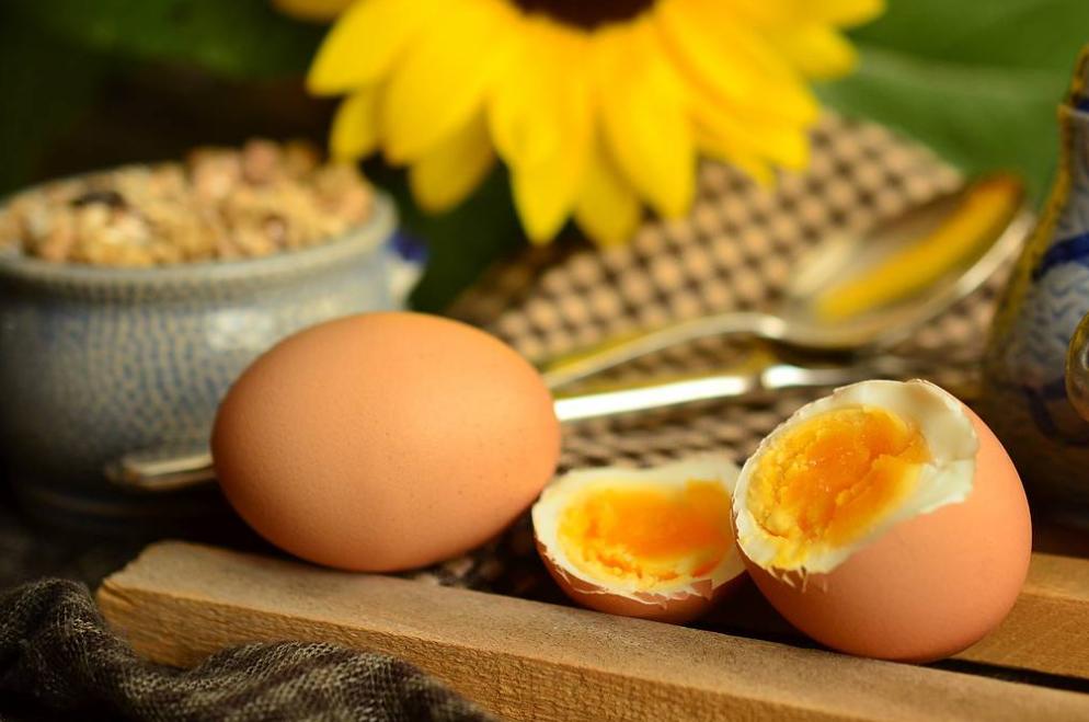 鸡蛋不放冰箱放一年都不坏的方法,鸡蛋保存方法可直接放冰箱保鲜吗