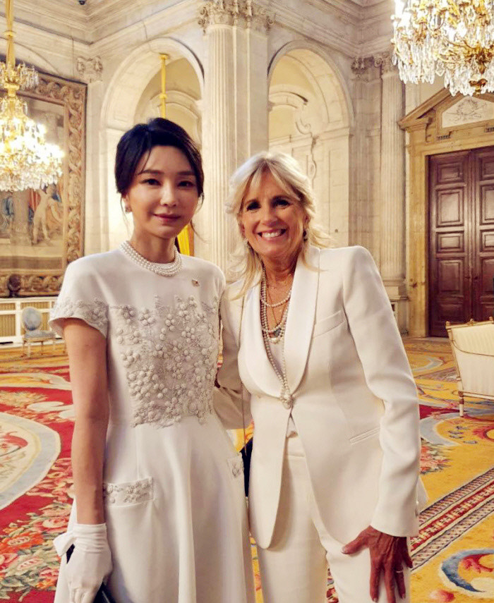 韩国第一夫人金建希着装图片,尹锡悦金建希访问阿联酋