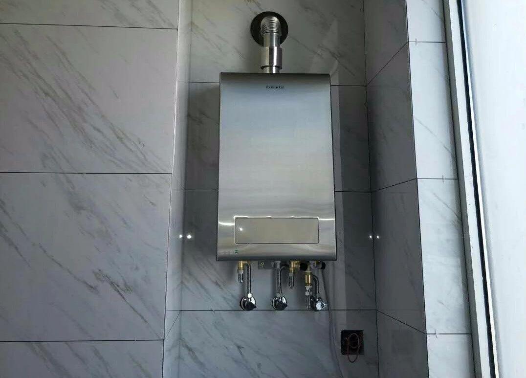 风能热水器与太阳能热水器哪个好,太阳能热水器电热水器燃气热水器