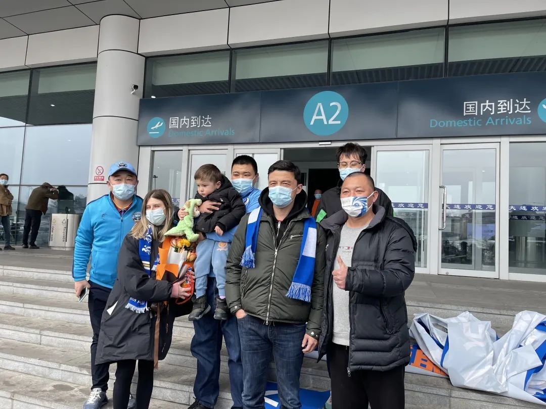 大连人谢晖横幅,大连人谢晖给球员鼓劲