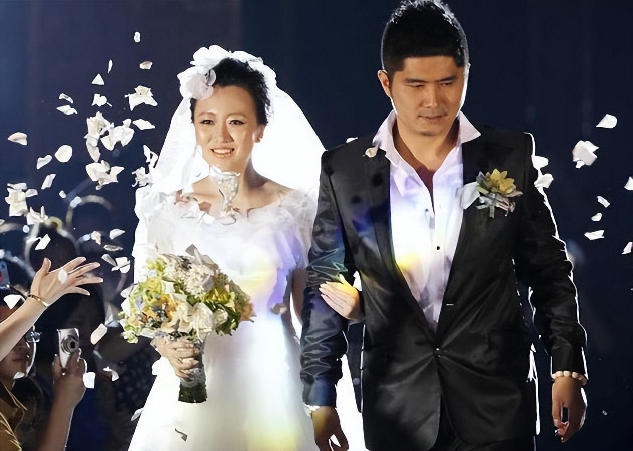 潘长江晚节不保，他那嫁给10亿富豪的女儿潘阳，如今过得如何？