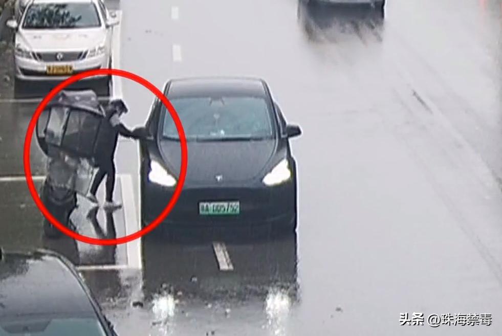 家庭主妇“兼职”贩毒，还把卫生间改成吸毒室...