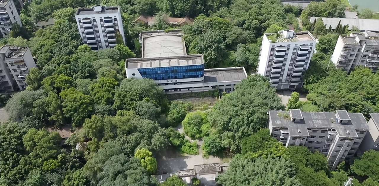 北碚这所中专校园荒废了13年还保留完好；30多年前比大学还吃香