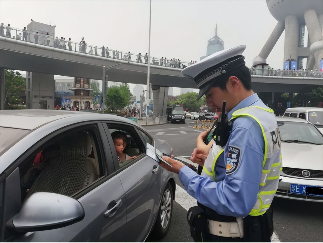 私家车超员处罚标准5人车坐六人,私家车超员一个人是20%吗