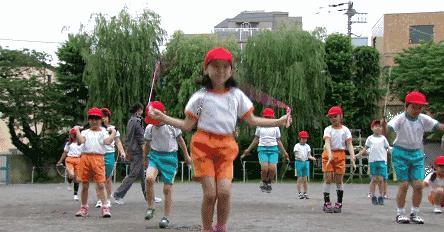 跳绳技巧教学跳绳怎么才能不绊绳,跳绳的正确姿势和标准动作小孩