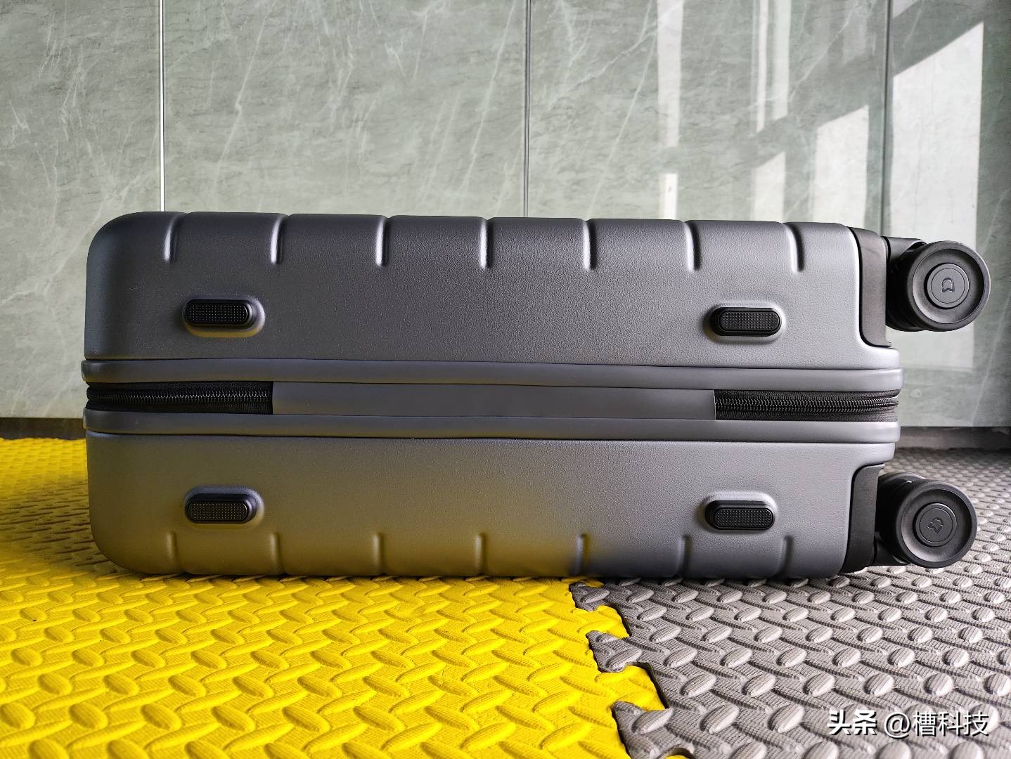 米家拉杆箱体验：旅行中的好伙伴，闲暇时的小桌台