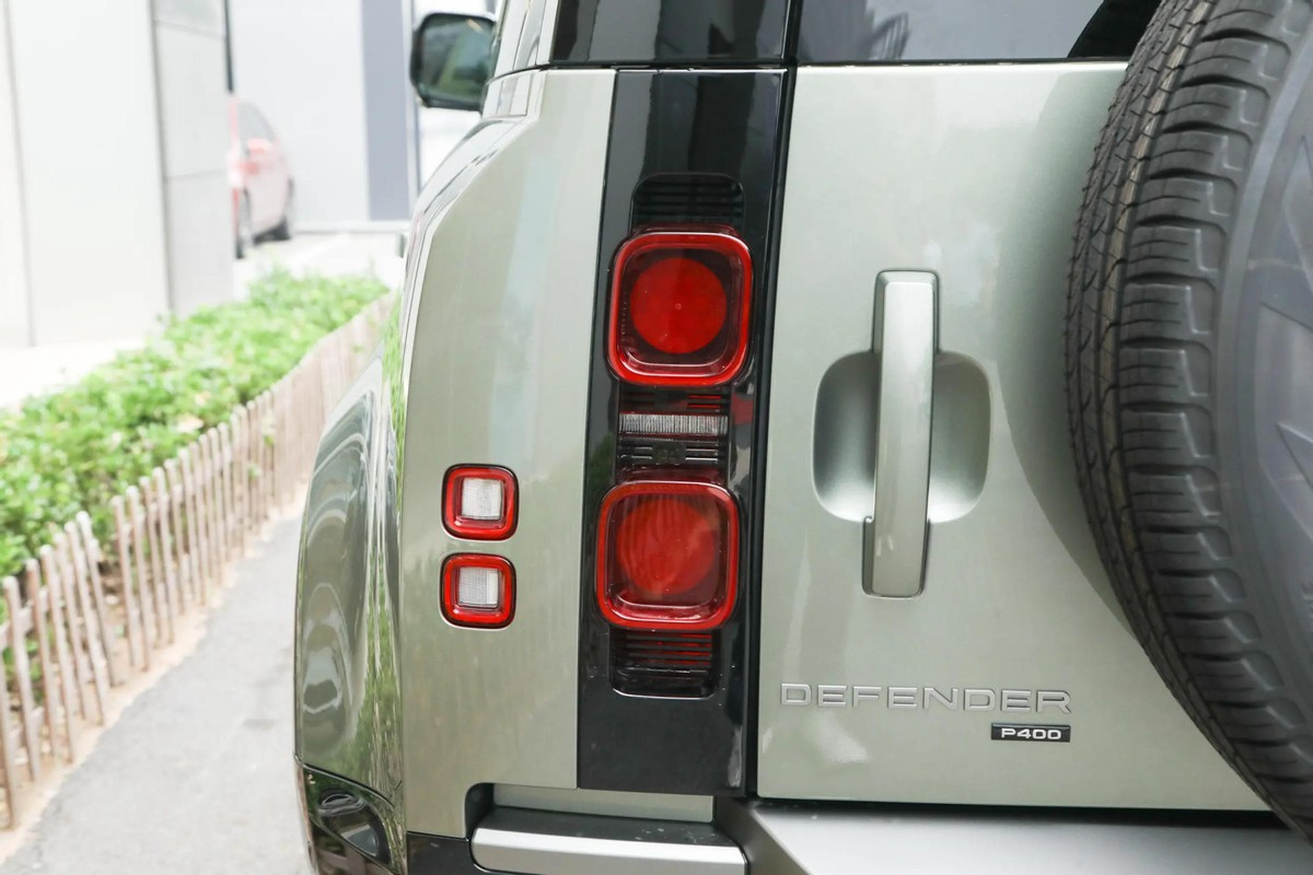 路虎卫士丐版越野能力,硬派越野舒适豪华路虎卫士