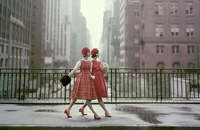 比中性色时髦、比鲜艳色大气，“复古色调”为什么又火了？