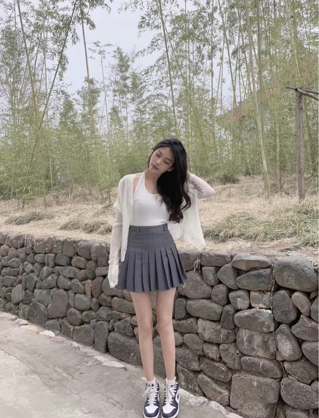 黑色卫衣和灰色百褶短裙搭配图片,灰色百褶裙搭配什么上衣好看