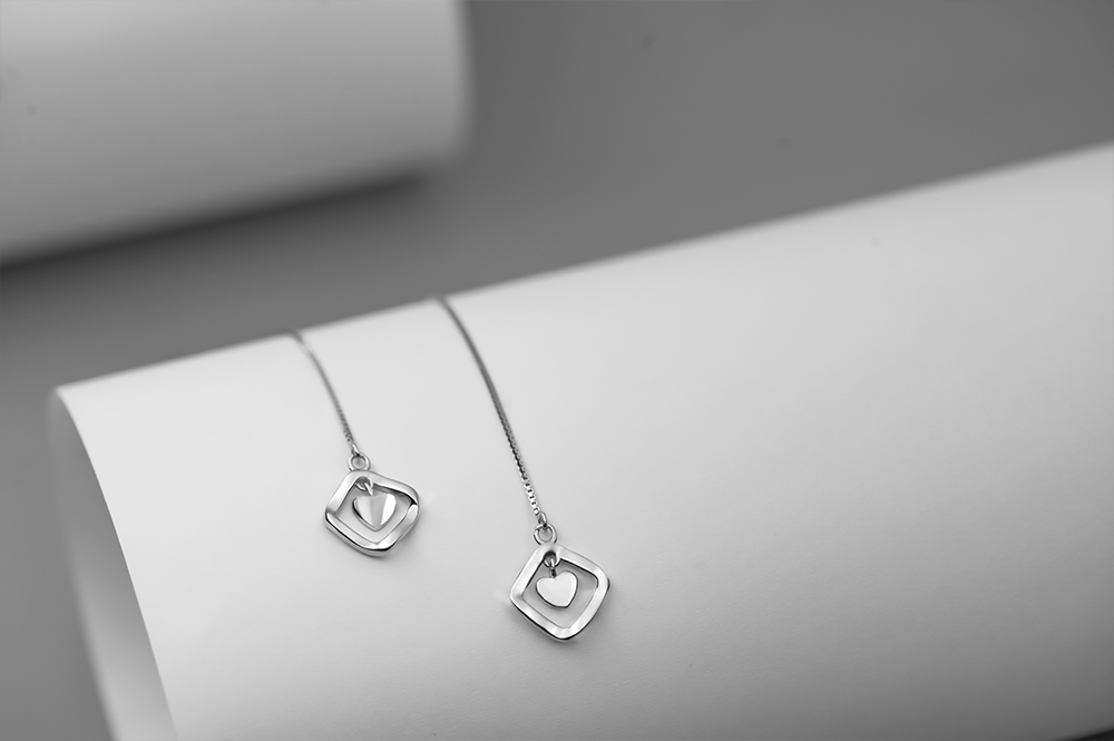 金饰比银饰显老吗,戴金饰和银饰哪个保值