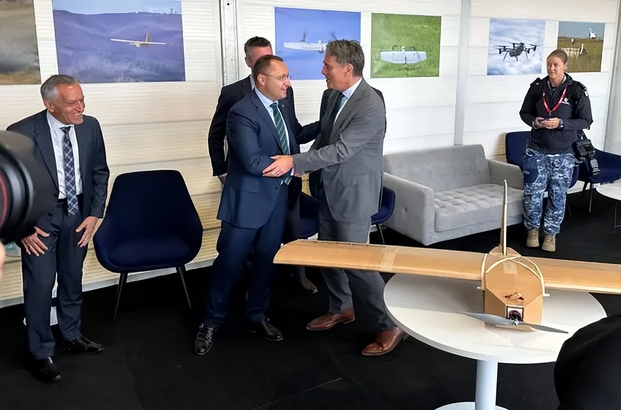 用“纸飞机”支援乌克兰？澳大利亚到底咋想的，纸板无人机靠谱吗