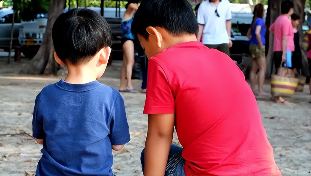 男子被收养多年的狗咬到忍痛遗弃,男子收养100多只被人贩子抓走的狗