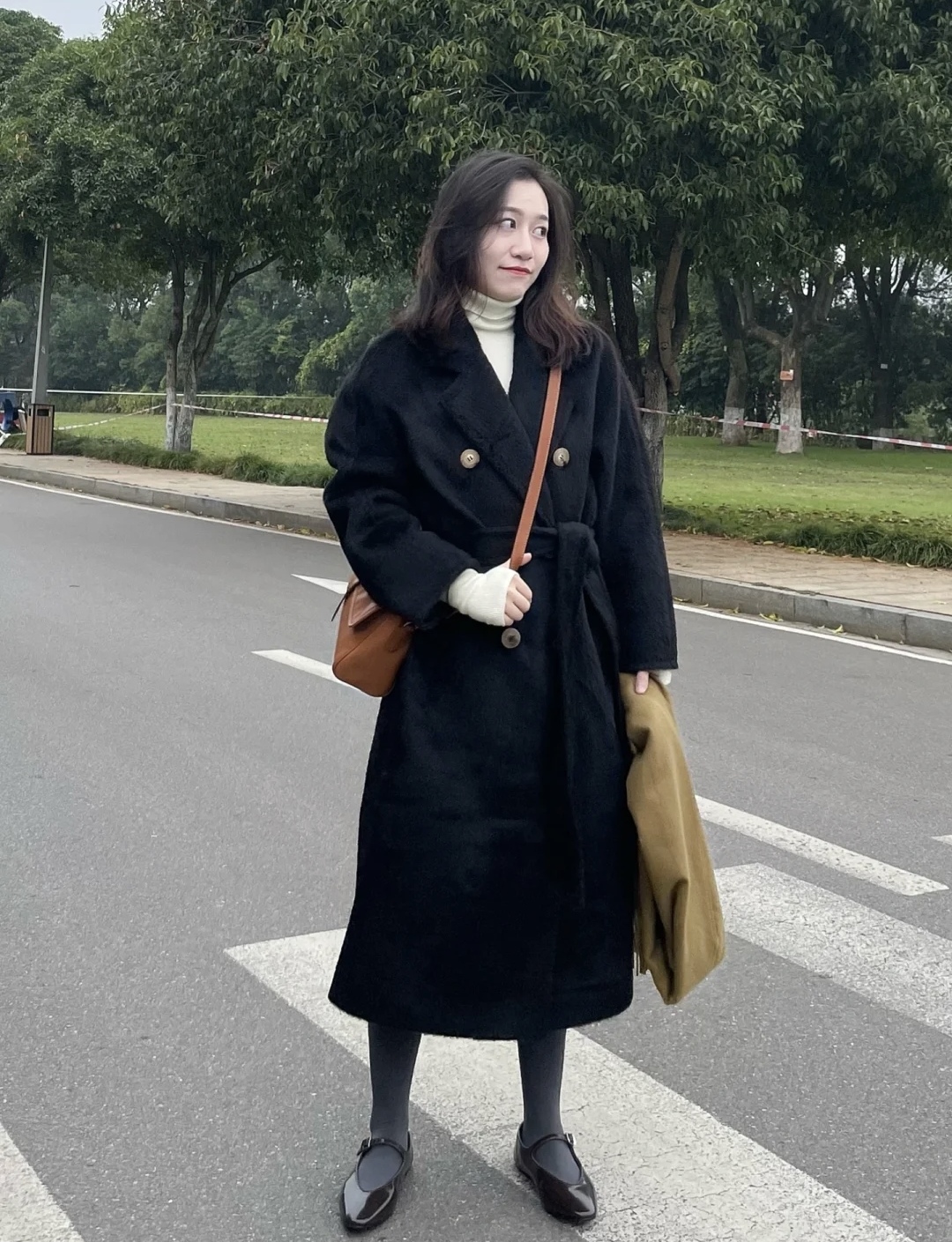 法国女人喜欢穿灰绿色的衣服,法国女人穿浴袍