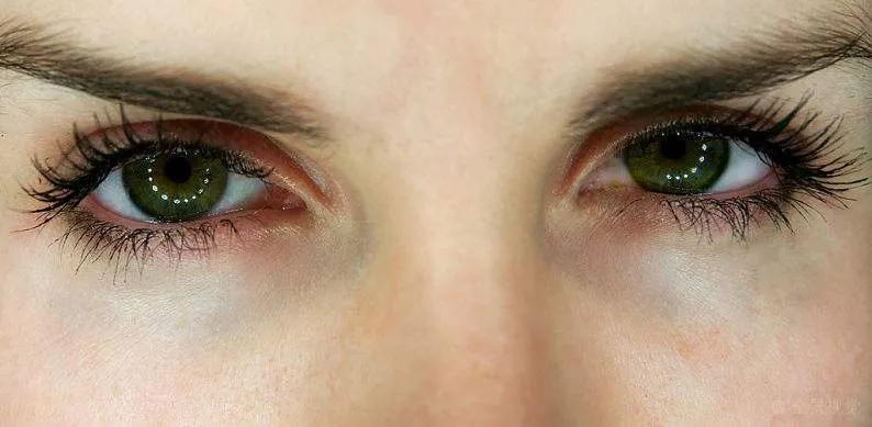 眼距宽却很好看的男明星,眼睫毛特别长的男明星