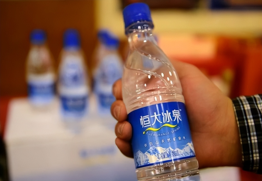 许家印砸百亿做冰泉被20亿贱卖,钟睒睒:我从未把恒大当作对手