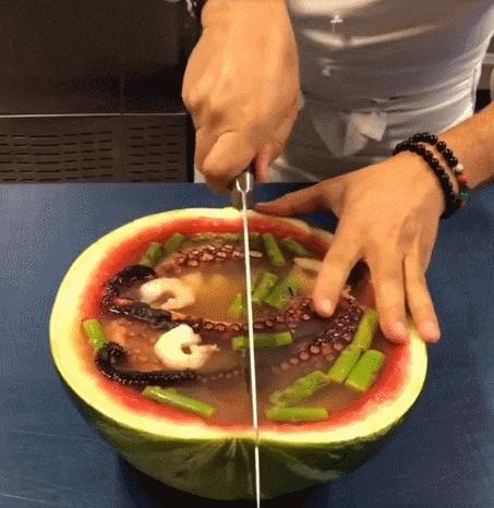 35张悲惨动物照：悲惨小象被捕兽夹弄断鼻子，章鱼被塞进西瓜做菜