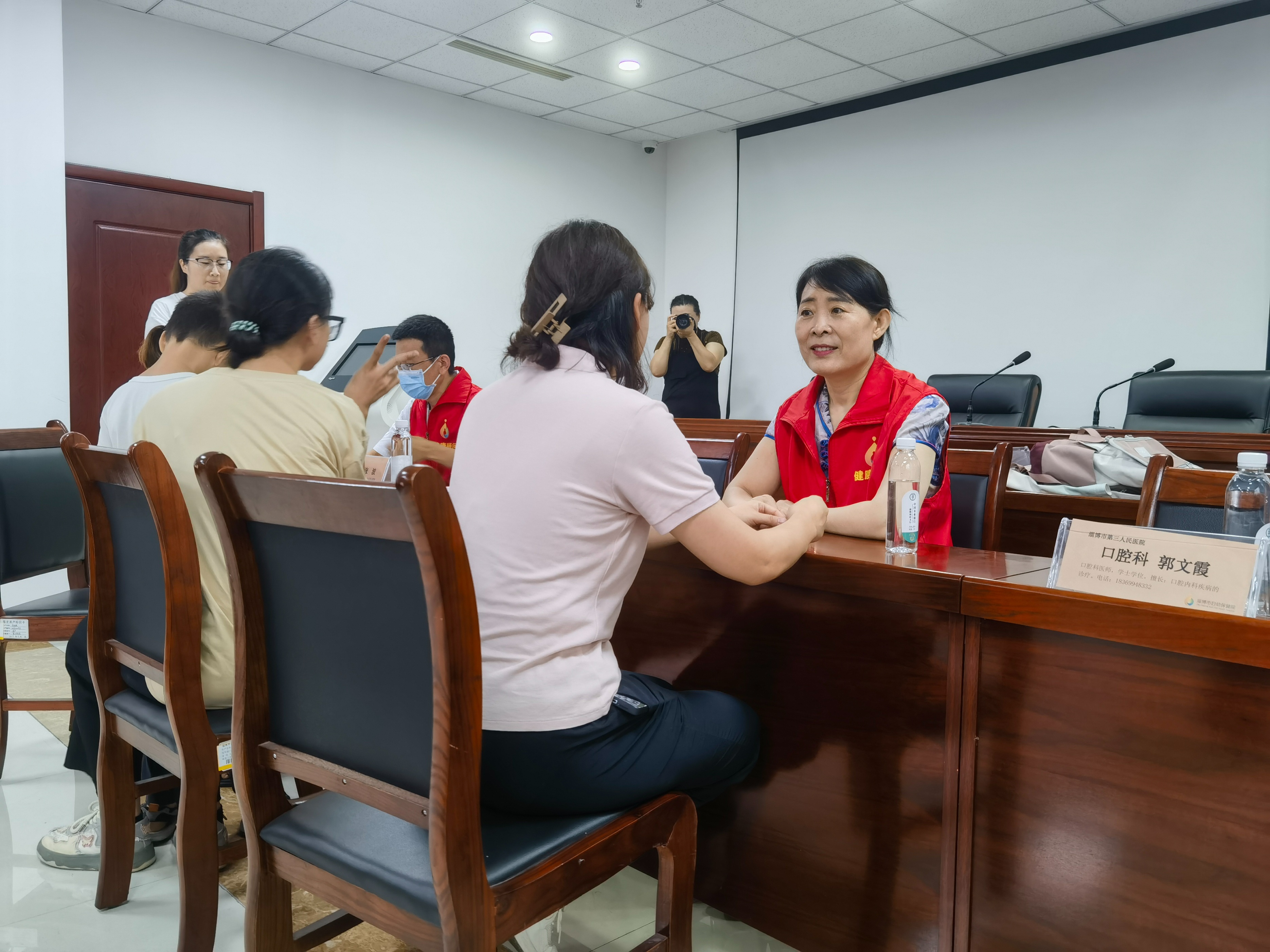 市三院联合宏仁堂“服务百姓健康行动”走进周村公共资源交易中心