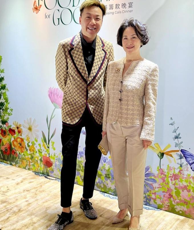 何超琼连续3年为异性好友庆生，打扮靓丽红光满面，两人深交30年