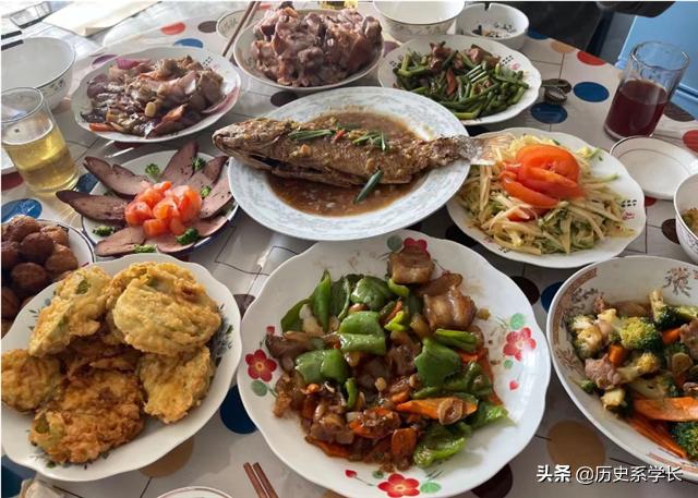 除夕夜的晚上有一道菜，晚辈不能动筷子，并且吃它还有三点讲究