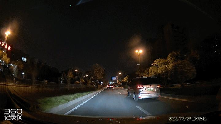 老婆要台『既要又要还要』的行车记录仪，找了半天，我最终选了它