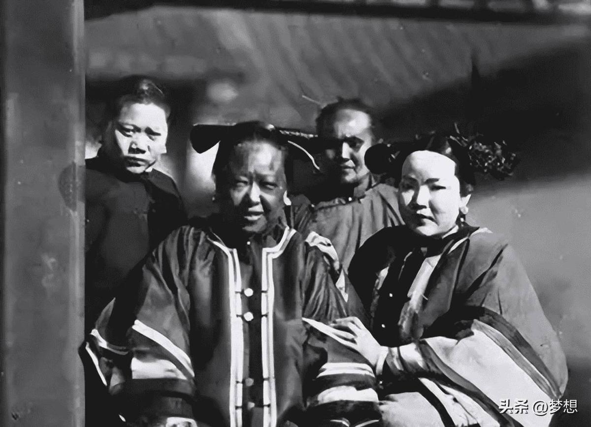 日军当着国军的面杀俘虏,日军侵华兽行