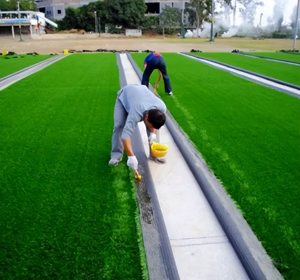 人造草坪减震垫施工全过程,人造草坪施工怎么联系接活
