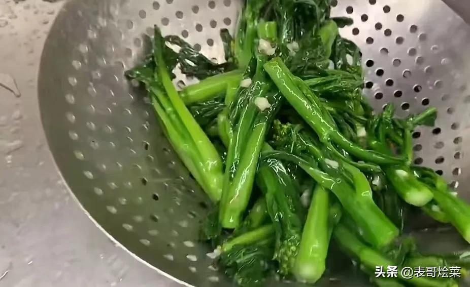 300人大锅青菜怎么炒又嫩又绿,炒大锅菜青菜先加盐还是后加盐好