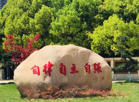 学霸都这么“凡尔赛”吗？刘恋直言：上过北大，才知道北大没校训