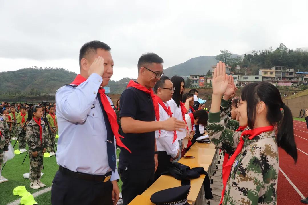 北京踢足球老师,北京来的老师给乡下学生讲课