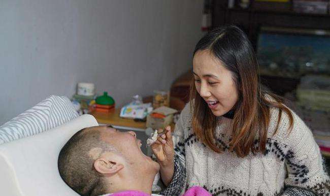 不离不弃照顾煤气中毒植物人,相恋八年男朋友变成植物人
