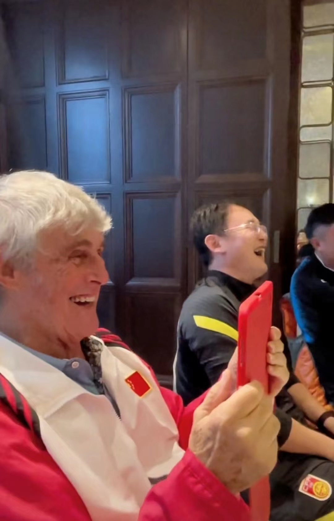 范志毅和马明宇讲笑话！孙继海、申思、米卢、曲波在一旁哈哈大笑