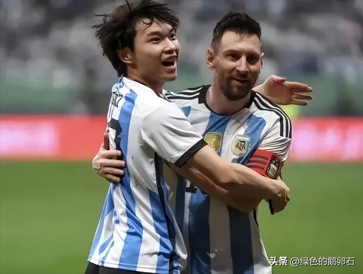 一个男孩冲进足球场,一个男孩冲进篮球场