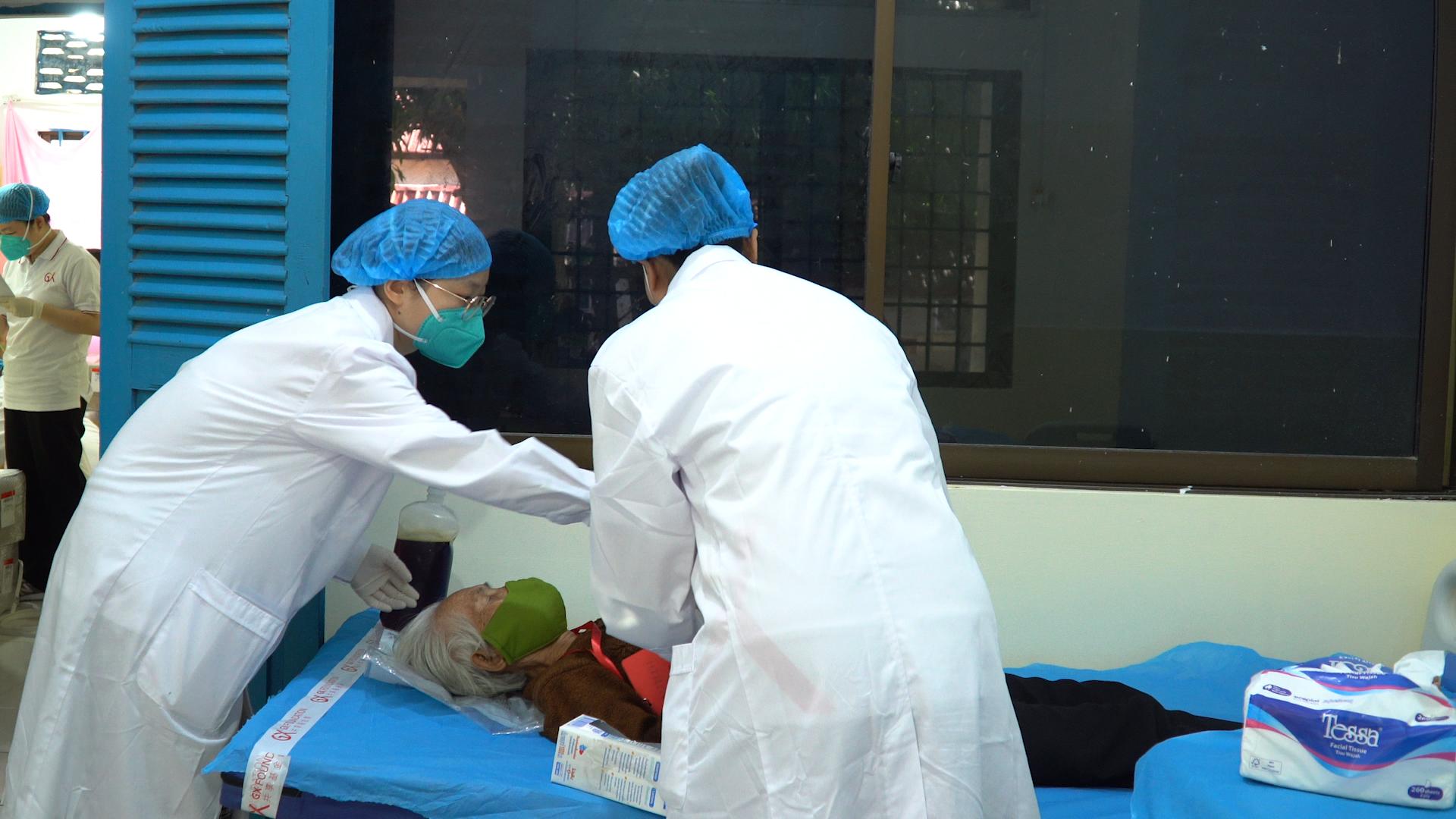 丝路盛放洋紫荆|港NGO联手内地医疗队出海扫“盲”50年柬埔寨白内障患者复明：我能看到了！