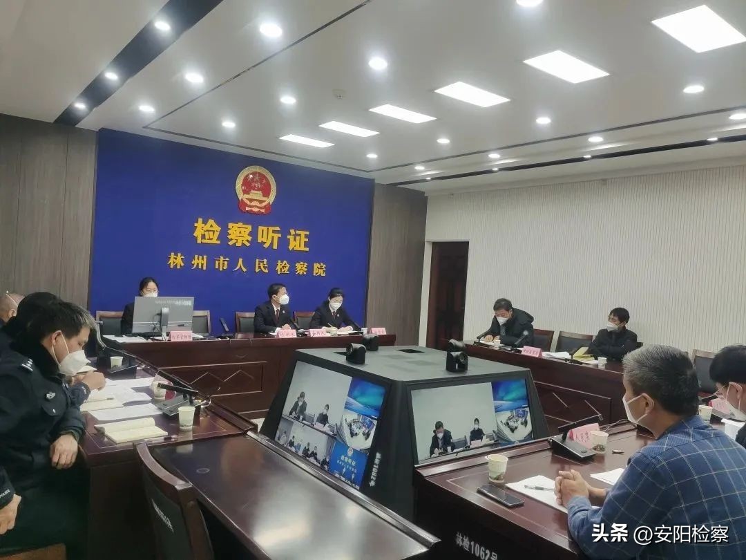 开锁公司把我家门开了,男子叫开锁师傅来开锁又把门关了