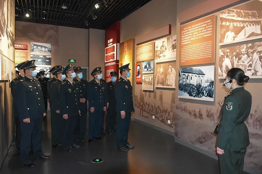 解放军清明缅怀红军先烈活动,清明祭奠革命先烈解放军鸣枪