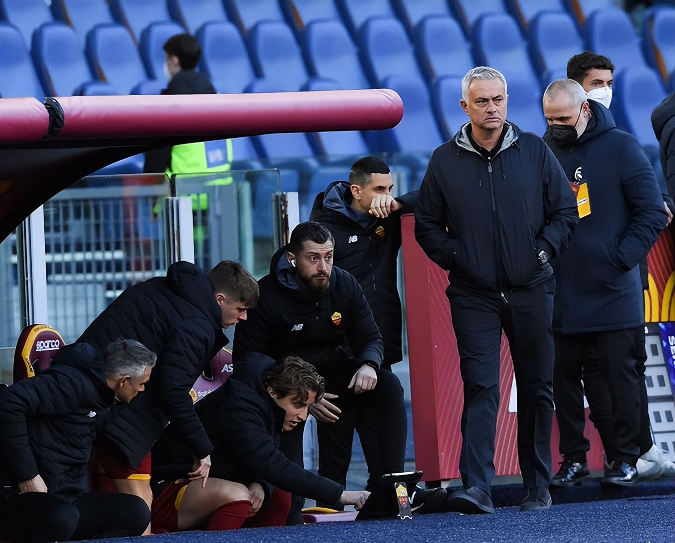 穆里尼奥在替补席愤怒站起来,穆里尼奥被罚下场在看台