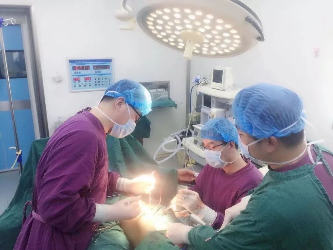 女性心窝口偏右烧灼感痛怎么回事,女性尿路有烧灼感是怎么回事