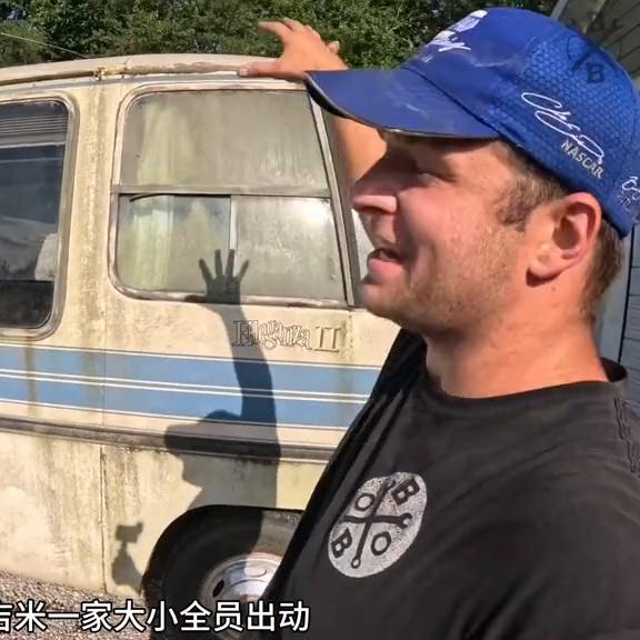 80年代gmc房车,男人在户外发现荒废20年的挖掘机