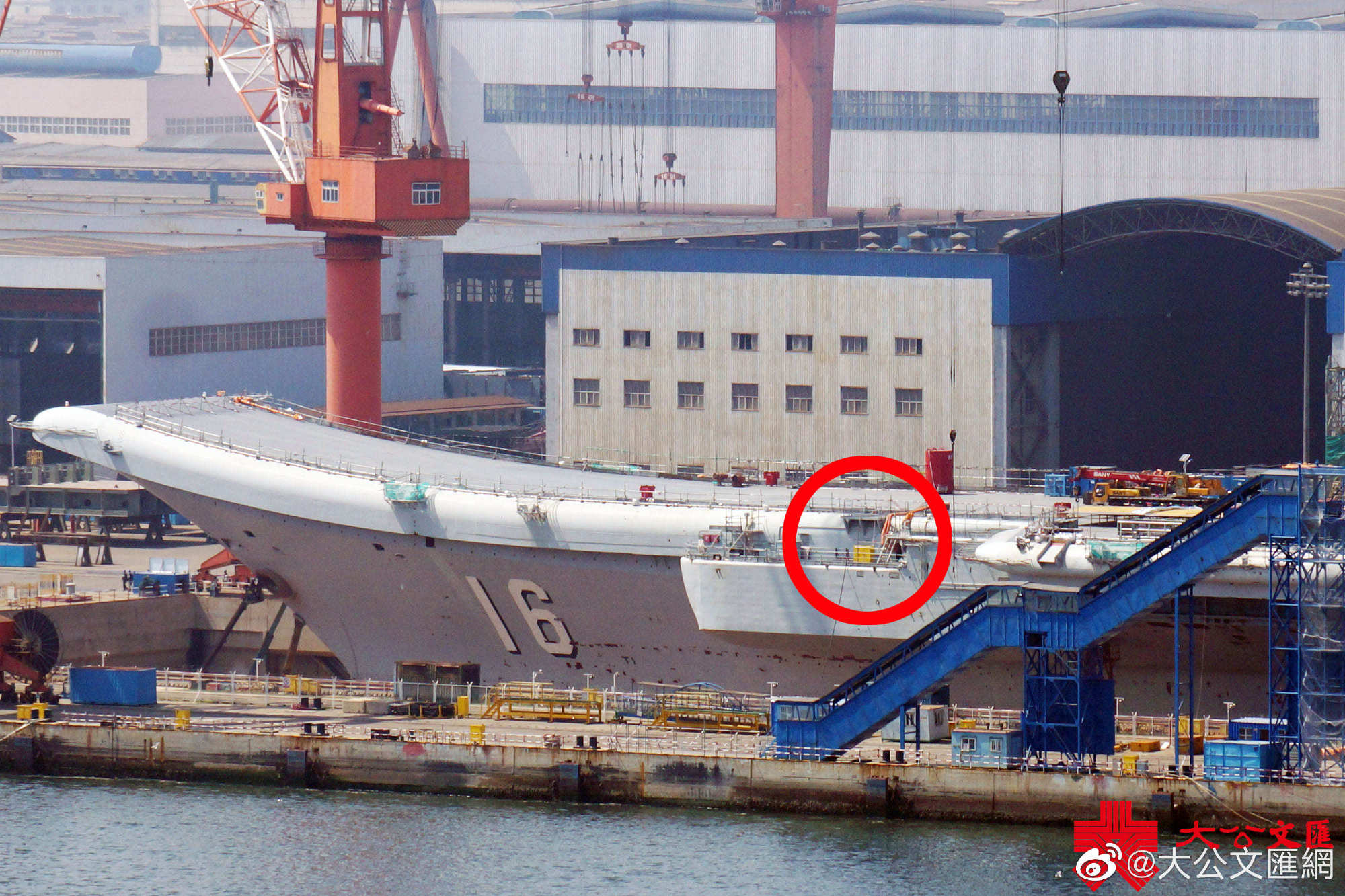 辽宁舰要升级电弹？斜角甲板搭建长条铁皮屋：辽宁舰也要上电弹？