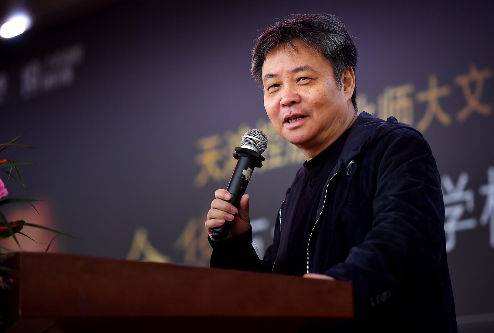 知名作家余华评梅西C罗惹争议，网友：你那么多版税能否分点给我