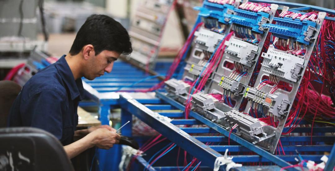 暑假，大学生涌入富士康流水线